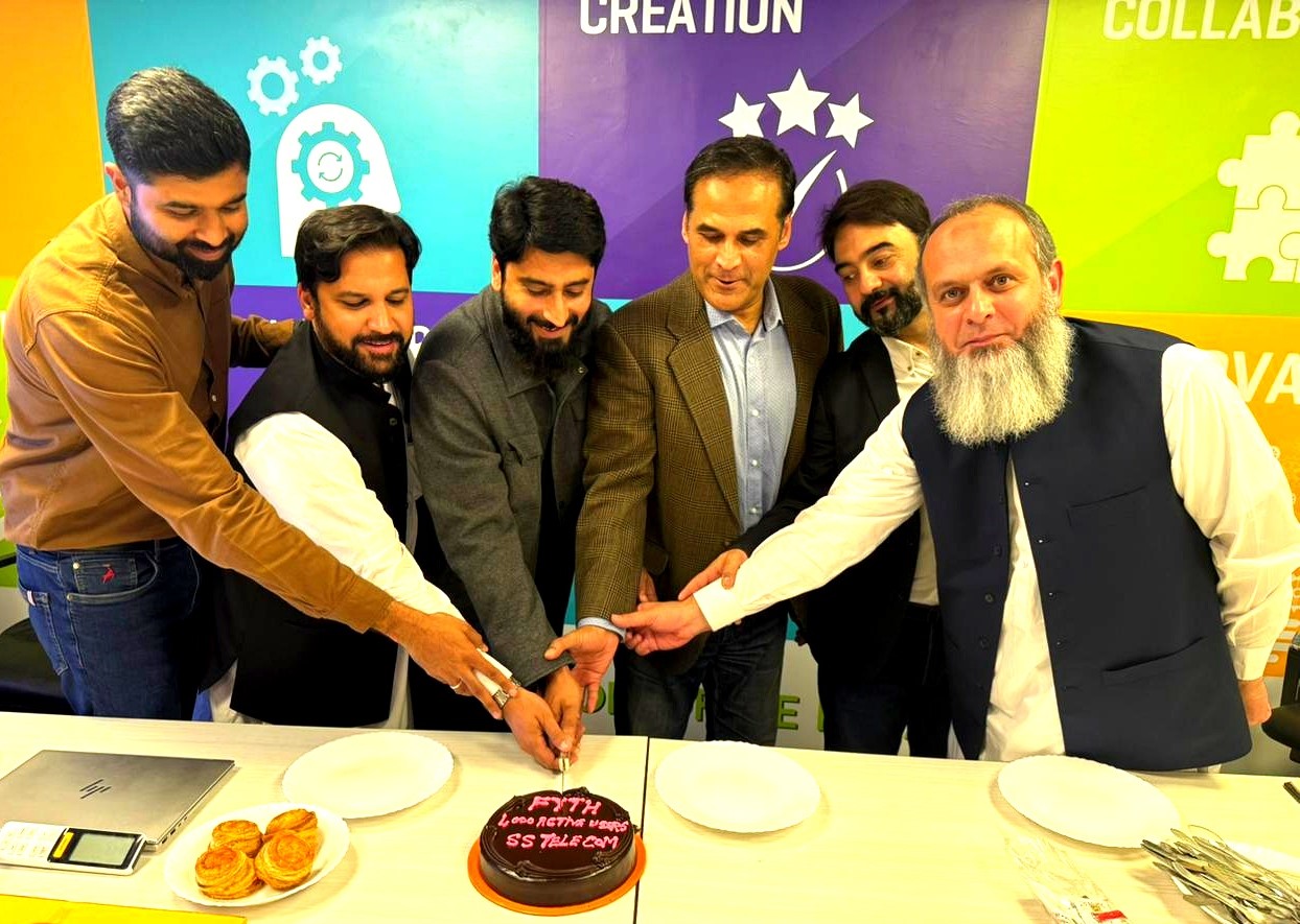 Team celebrating FTTH milestone